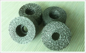 絲網(wǎng)沖壓墊用高強(qiáng)度不銹鋼絲，機(jī)械沖壓成型，具有較高強(qiáng)度及整體鋼性，透氣性佳，具有優(yōu)良的過(guò)濾精度、過(guò)濾阻抗、機(jī)械強(qiáng)度、耐磨性、耐熱性、耐寒性，對(duì)抗壓強(qiáng)度要求及過(guò)濾精度要求均一的過(guò)濾尤為理想，清洗容易、裝